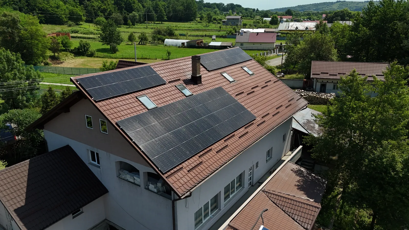 Casă cu sistem fotovoltaic montat pe acoperiș, vedere din dronă