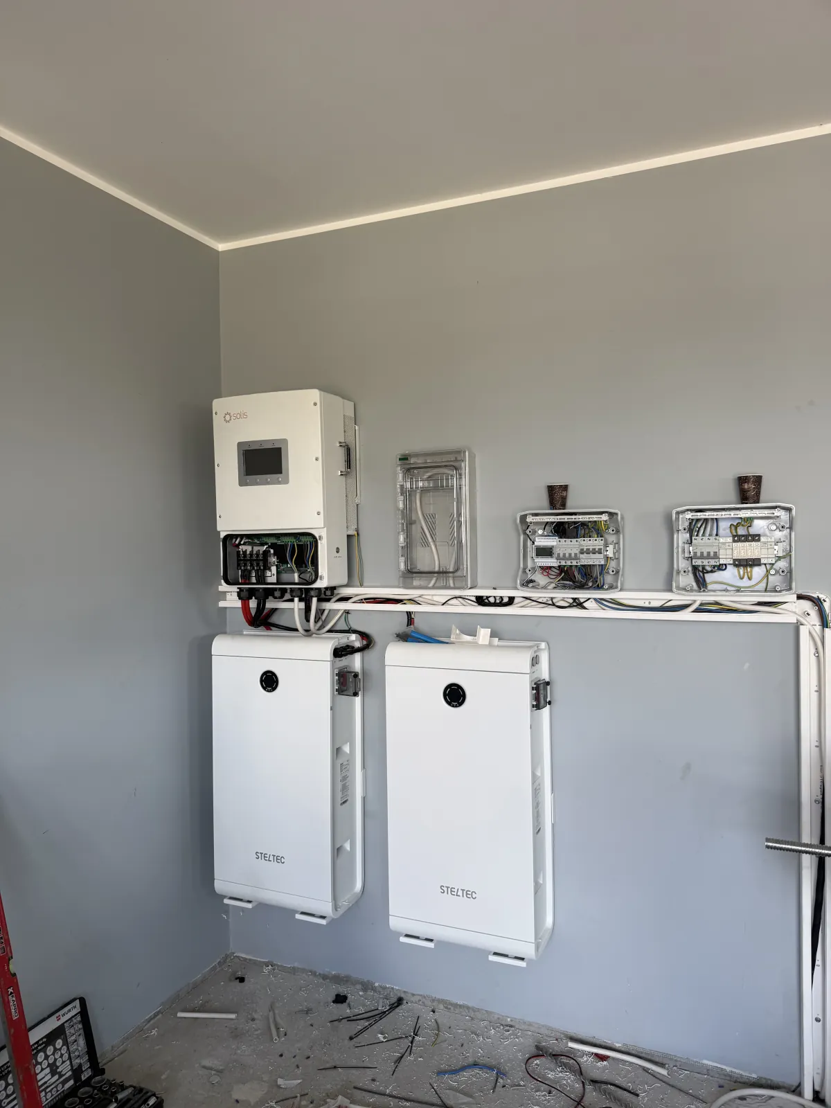 Invertor Solis și două baterii de stocare STELTEC, montate pe perete
