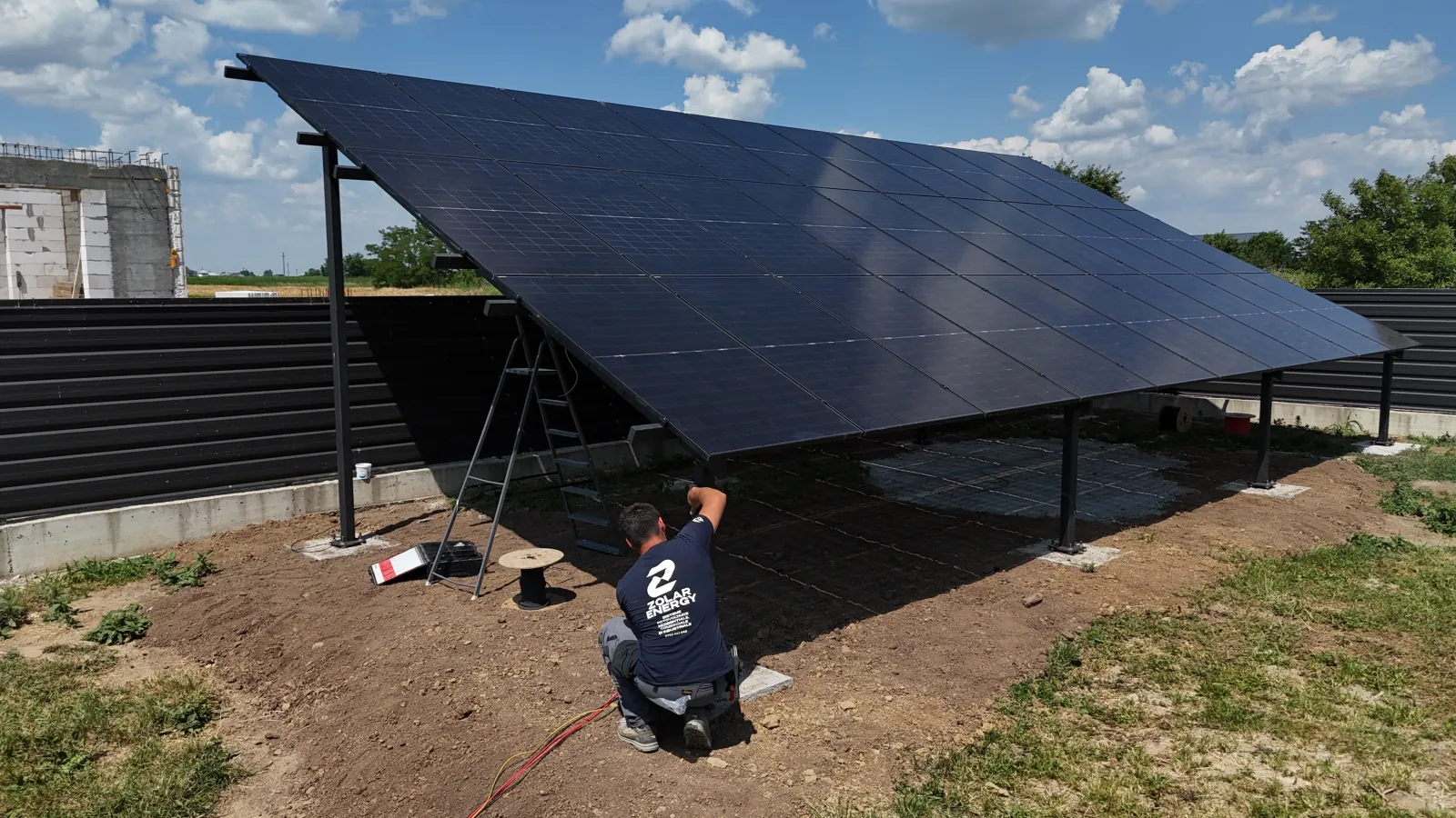 Structură fotovoltaică tip carport, montată la sol
