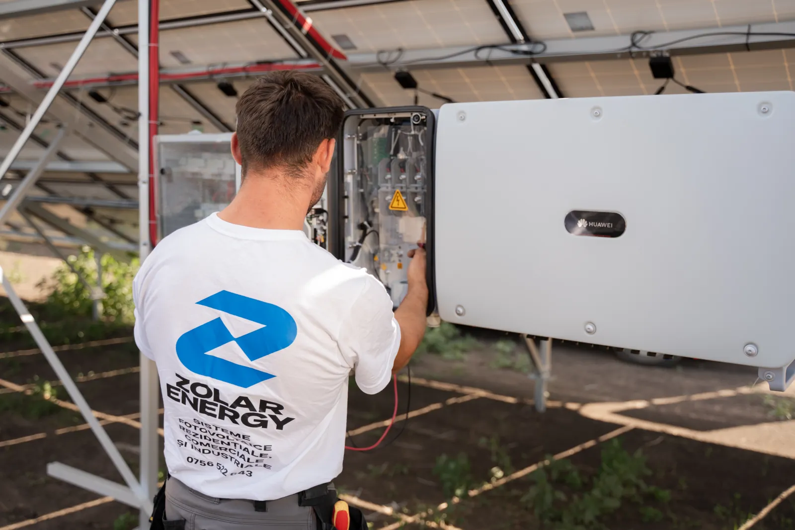 Tehnician ZOLAR ENERGY punând în funcțiune un invertor Huawei