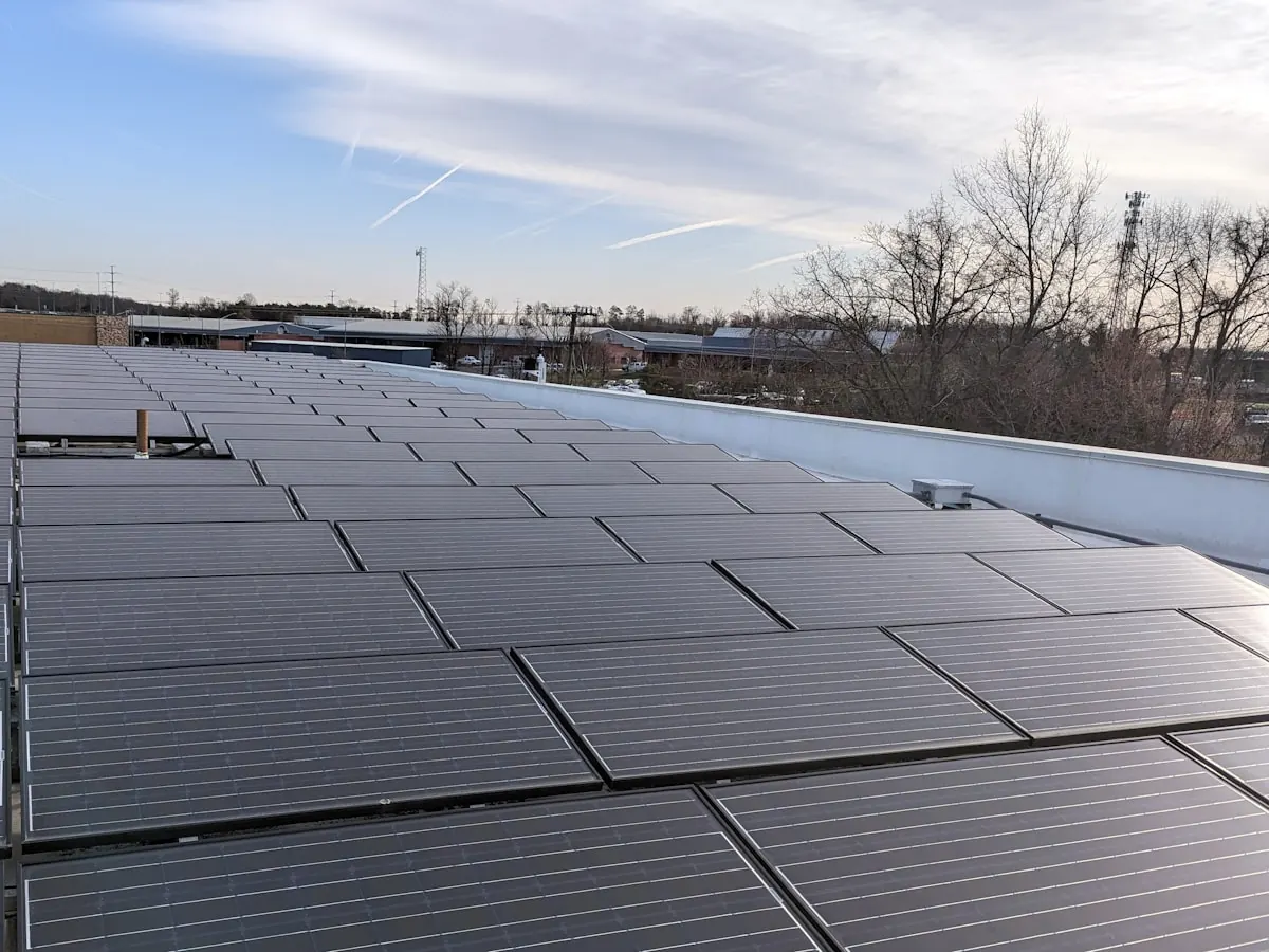 Panouri fotovoltaice pe acoperișul unei clădiri industriale
