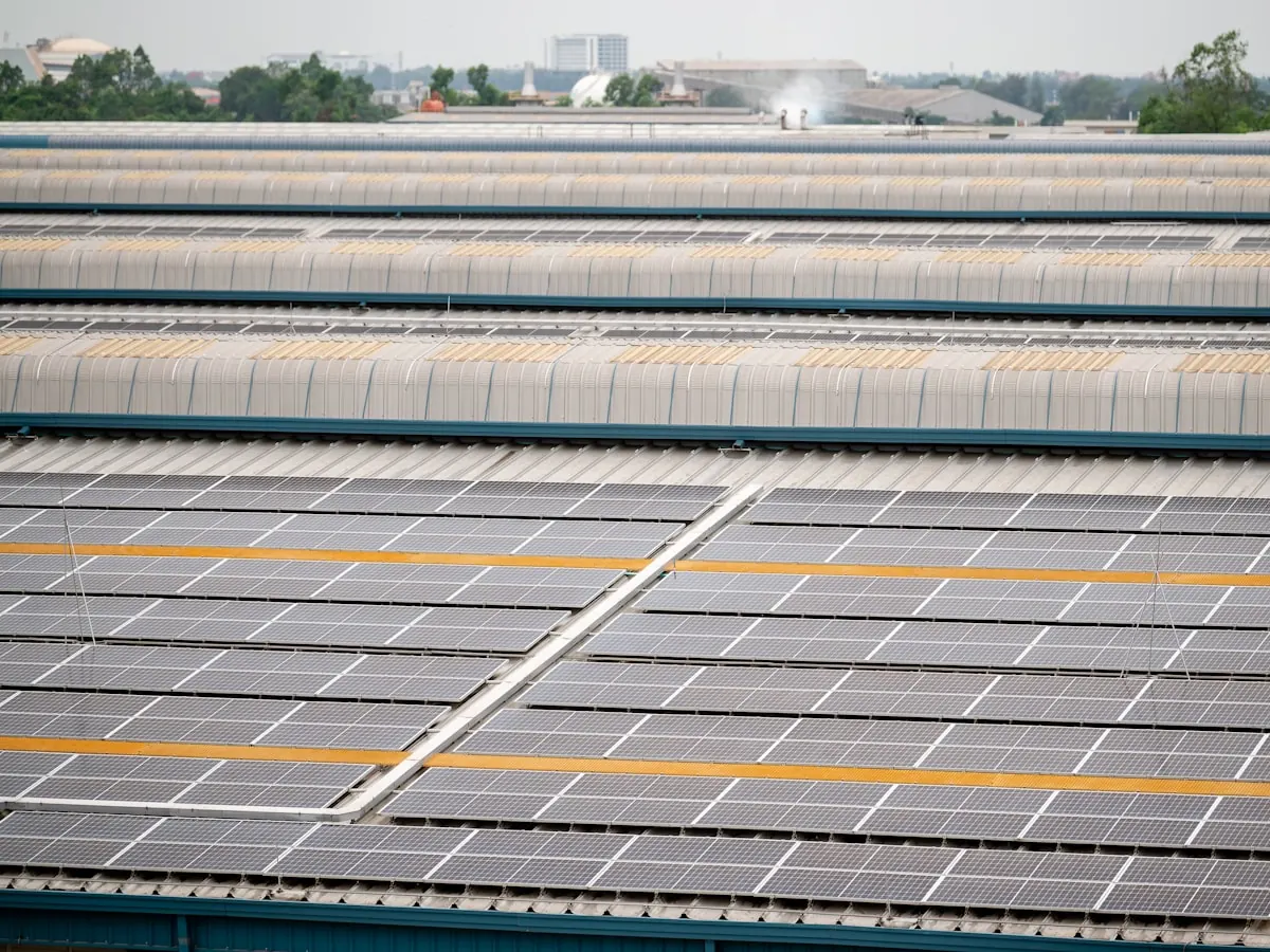 Acoperiș industrial acoperit cu panouri fotovoltaice