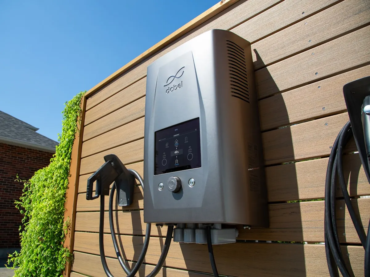 Stație de încărcare pentru mașini electrice, montată pe perete