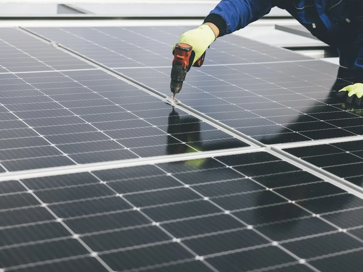 Montarea în detaliu a unui panou fotovoltaic