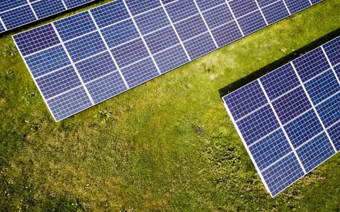 Panouri fotovoltaice montate la sol, vedere de sus